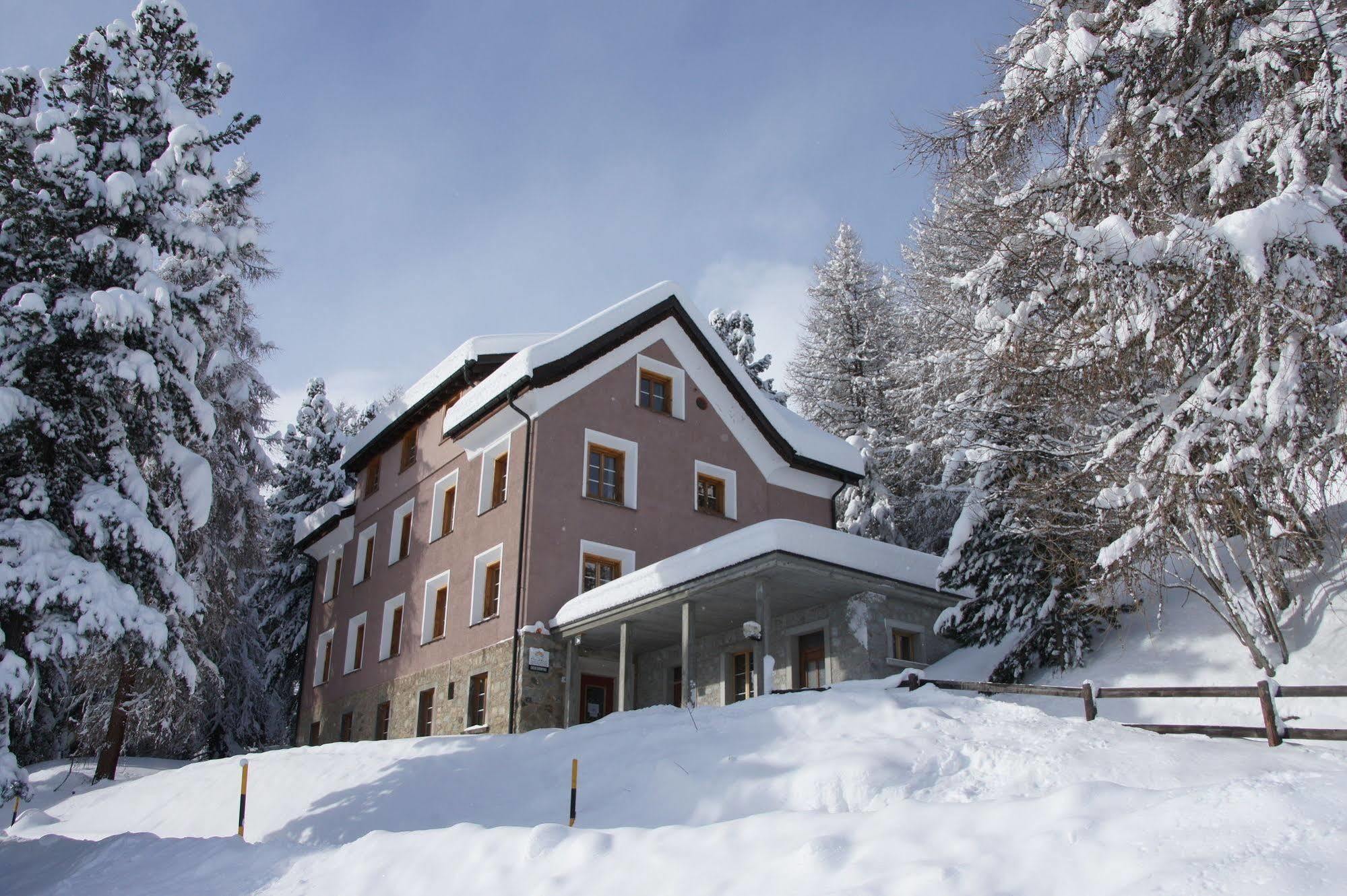 Hostel By Randolins St. Moritz Exterior foto